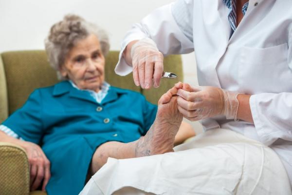 Le pied chez la personne agée : effets du vieillissement , que faire ?